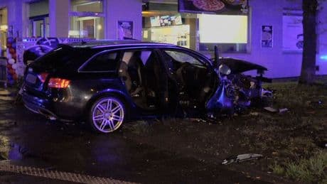 Verkehr: Auto überschlägt sich auf Kreuzung - vier Verletzte