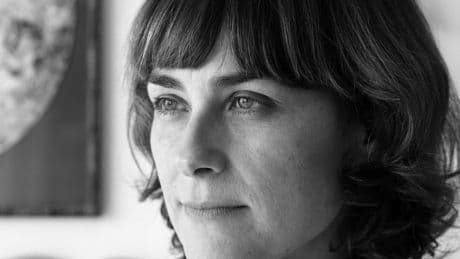 Sara Mesa über ihren Roman „Die Familie“ im Bücher-Podcast