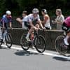 Finale barst los voorin: Healy, die virtueel gele trui overneemt, slaat samen met onder meer Yates voor eerste versnelling