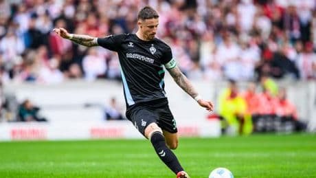 Fußball-Bundesliga: Neuer Vertrag: Kapitän Marco Friedl bleibt bei Werder Bremen