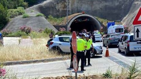 Antalya Kemer'de tünel girişinde, otomobil ve iki motosiklet çarpıştı