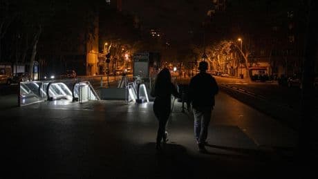 El 60% de los españoles ve "insuficiente" la información que dio el Gobierno en el apagón, según el CIS