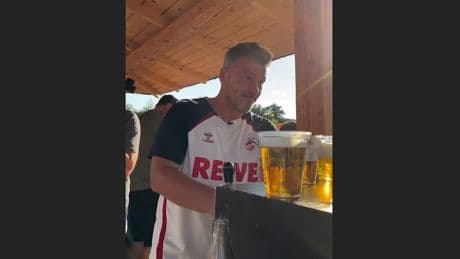 Bier für ALLE! - Fans feiern DIESE Trainer-Aktion