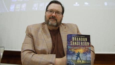 Brandon Sanderson el autor de fantasía que arrasa en España