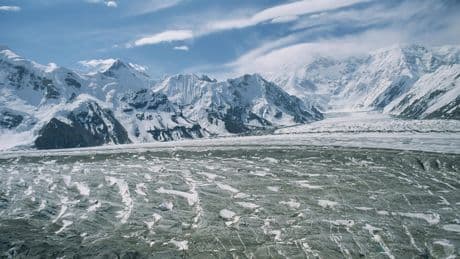 Russische bergbeklimster vast op 7000 meter hoogte met gebroken been: zoektocht gestaakt door extreme kou