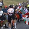 Chaos op de Peyresourde: volgwagen van INEOS rijdt toeschouwer aan