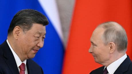Alors que Poutine et Xi affichent leur entente au Kremlin, Kiev accuse Moscou de violer la trêve en Ukraine