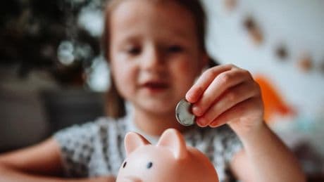 Baby-Rente sorgt für Reichtum im Alter – dank 10.000 Euro Startkapital