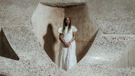 La mort soudaine de Koyo Kouoh bouleverse la Biennale de Venise