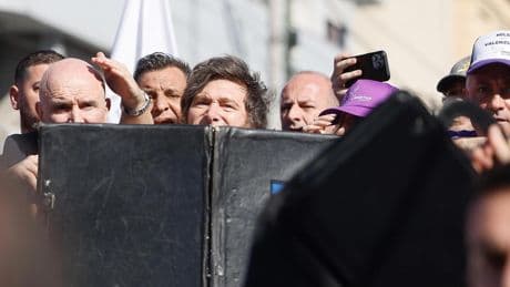 Evacúan a Milei y a su hermana de un acto electoral después de que un grupo de manifestantes les arrojaran piedras y huevos