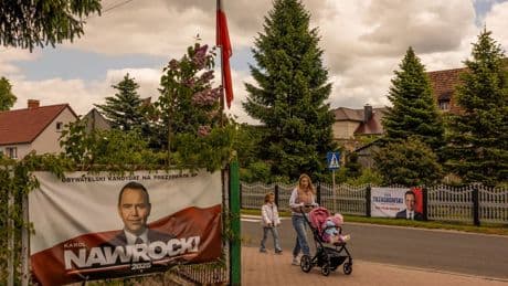 In Pools dorp is de politieke verdeeldheid totaal: de ene helft haat de ene presidentskandidaat, de andere helft de ander