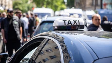 Mobilisation des taxis : Retailleau demande des contrôles accrus des VTC