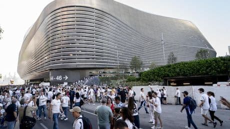 Las nuevas letras de Bernabéu ya están instaladas y se han convertido en nuevo atractivo para los visitantes