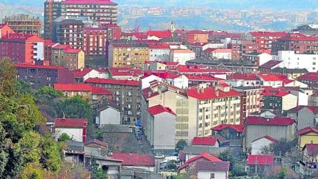 La madre de una menor tutelada «agrede» a dos educadoras en un piso de Santurtzi