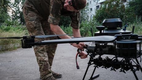 Una noche con el 'Vampiro' ucraniano, el dron que aterroriza a las tropas rusas con ataques letales en la oscuridad