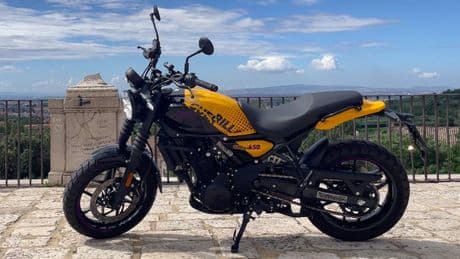 Royal Enfield Guerrilla 450, la piccola roadster che va bene per tutti: dai neopatentati ai motociclisti più esperti. La nostra prova