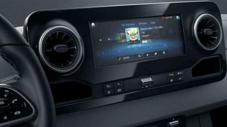 «Gli automobilisti rischiano di rimanere senza radio in auto». Agcom lancia l'allarme: «Alcuni costruttori già non le producono più»