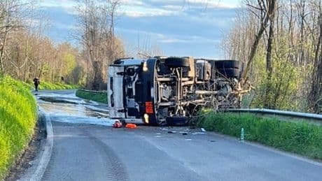 Bologna, autocisterna Gpl va fuori strada ed esplode: morto l'autista. Chiusa la Nuova Bazzanese