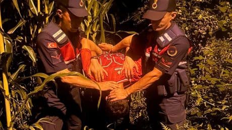 Firari şahıs Gürcistan'a kaçarken sınır kapısında yakalandı