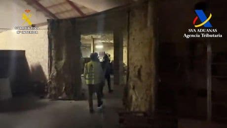 La Guardia Civil desmantela dos fábricas ilegales de tabaco en Andalucía: 21 arrestados por explotación y contrabando