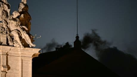 Eglise catholique: au Vatican, deuxième jour de conclave et d’attente de la fumée blanche