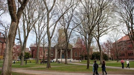 Harvard : une juge suspend temporairement l’interdiction d’accueillir des étudiants étrangers