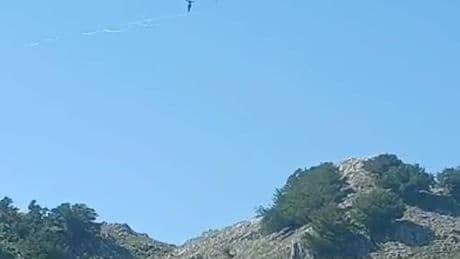 Una decena de funambulistas desafían a la gravedad en el Gorbea con un cable de 1,3 kilómetros