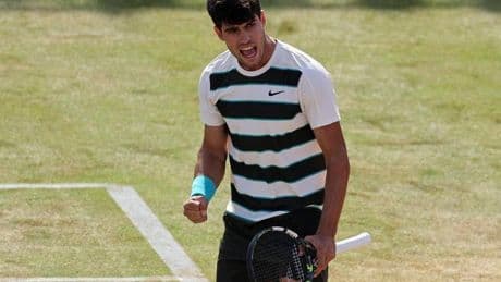 Alcaraz, estreno convincente en Queen's