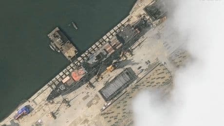 Voor de ogen van Kim Jong-un gleed het oorlogsschip scheef het water in