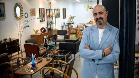 La nueva vida de Alejandro: abre una tienda de muebles y objetos 'vintage' en el centro de Bilbao