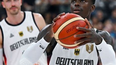 Basketball: Deutschland zittert sich dank starkem Dennis Schröder ins Finale