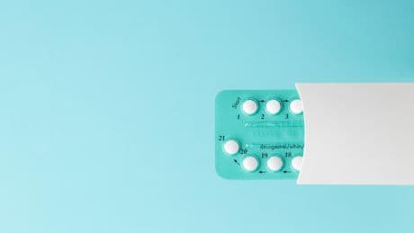 «Vous vous rendez compte de la dinguerie ?» : la pilule contraceptive au cœur d’une polémique sur les réseaux sociaux