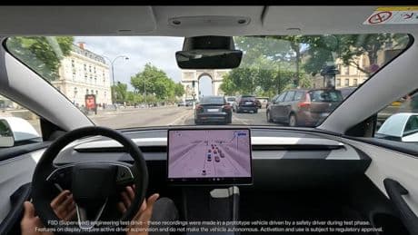 Tesla fait la démonstration de sa conduite autonome sur la place de l'Étoile à Paris