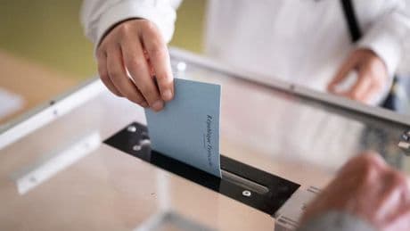 Élection législative partielle en Saône-et-Loire: la droite revendique la victoire face au RN
