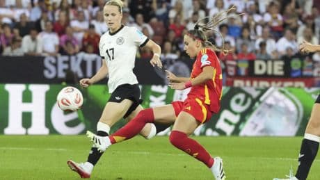 Tomé sorprende con la titularidad de Athenea en la final de la Eurocopa