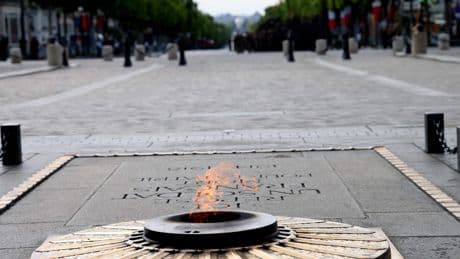 Man steekt sigaret aan met vuur van Franse herdenkingsplaats: ’Je kunt hier niet mee wegkomen’