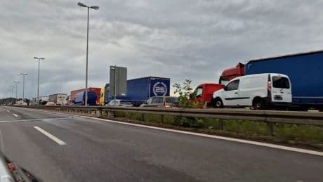 A12: Grenzkontrollen legen Autobahn lahm