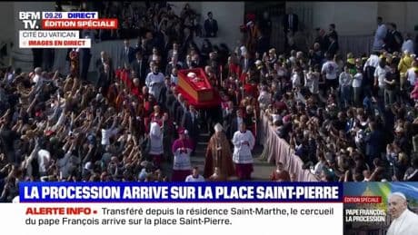 Mort du pape François: la procession arrive sur la place Saint-Pierre