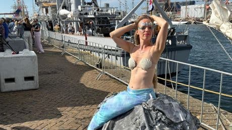 IJmuiden biedt voorproefje van Sail-spektakel: ’Niet tegen mijn vriend zeggen, maar we komen voor de knappe bemanning’