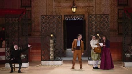 Aux Fêtes nocturnes du château de Grignan : « le Barbier de Séville », la société patriarcale exposée sur fond d’une grosse blague