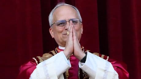 Papa Leone XIV, il significato dell’abito scelto per la prima apparizione