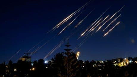Zehn Menschen durch neue iranische Vergeltungsangriffe in Israel getötet