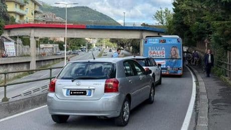 Mezzo Amt fermo per un guasto, traffico bloccato sul cavalcavia di via Angelo Carrara