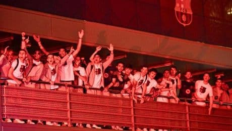 Locura culé a la llegada a la Ciutat Esportiva