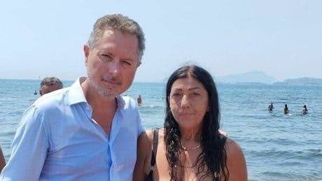 Niente cibo da casa in spiaggia, la denuncia di una donna: «Perquisita all'ingresso del lido, sequestrati i biberon»