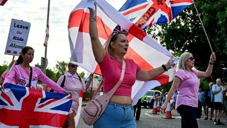 Les « Pink Ladies », ces Britanniques en première ligne des rassemblements anti-immigration