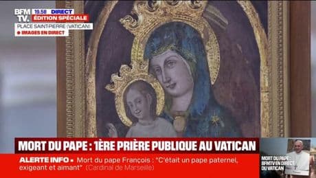 La prière "Je vous salue Marie", est recitée au Vatican, lors de la messe en hommage au pape François
