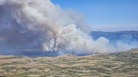 El fuego de Navaluenga se dará por controlado este domingo si las condiciones se mantienen