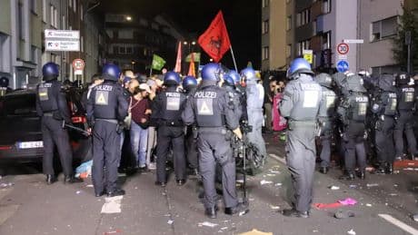 Gewalt und Verletzte: Antikriegs-Demo in Köln – Polizei kesselt Teilnehmer ein