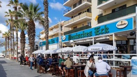 Panic in Majorca as British tourists 'can't get into restaurants without a booking'
